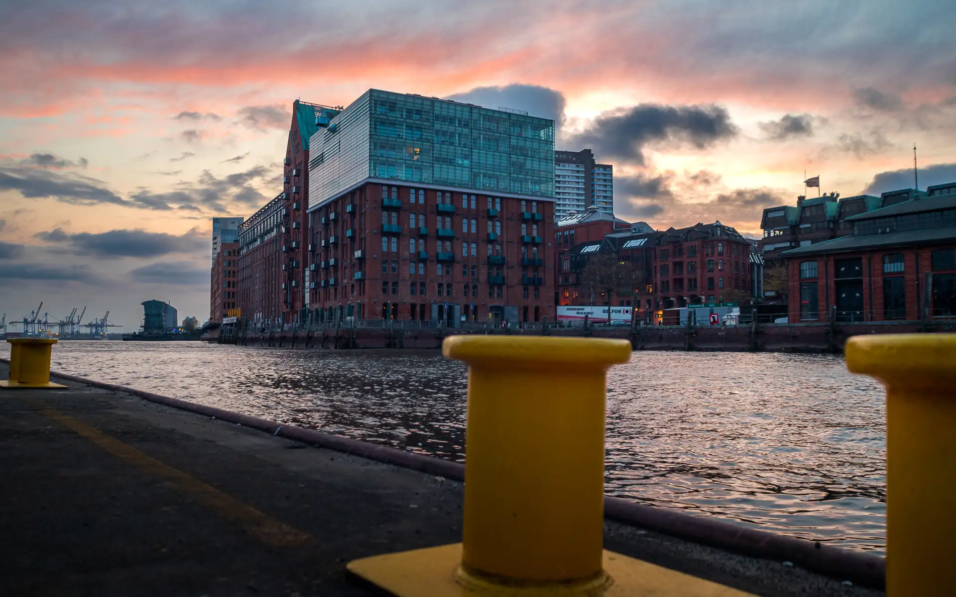 Bild von Hamburg am Fischmarkt mit Poller und Hafen im Hintergrund